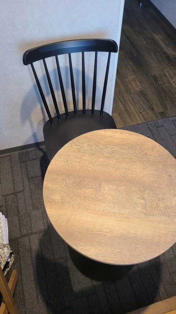 椅子と丸テーブル