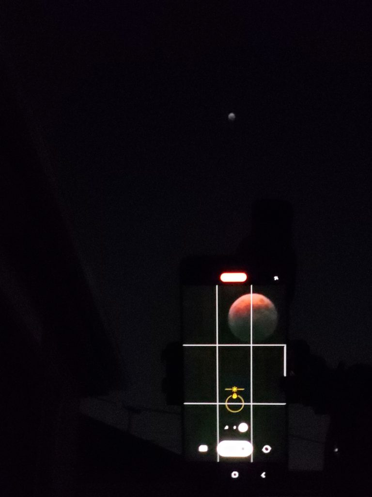 完全に地球の影に隠れて赤く染まった月食の様子